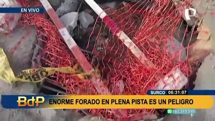 Download Video: Surco: Enorme forado frente a un colegio es un peligro para vehículos y transeúntes