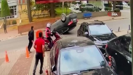 Kadıköy'de korkutan kaza: Yaşlı sürücünün yayaya çarpıp takla attığı anlar kamerada