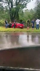 Motorista perde o controle e bate Ferrari de R$ 1,5 milhão PR-323