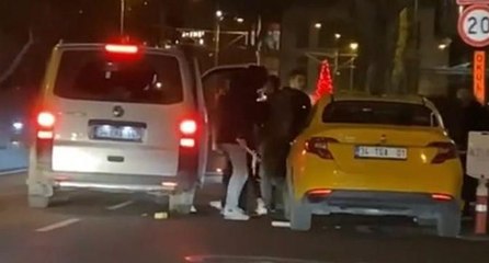 Beyoğlu’nda taksiciye sopalı saldırı
