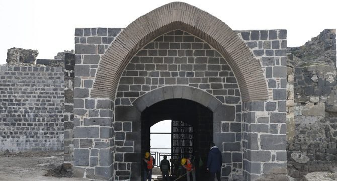 Restorasyon çalışmalarında 1700 yıllık taş döşeme ortaya çıktı