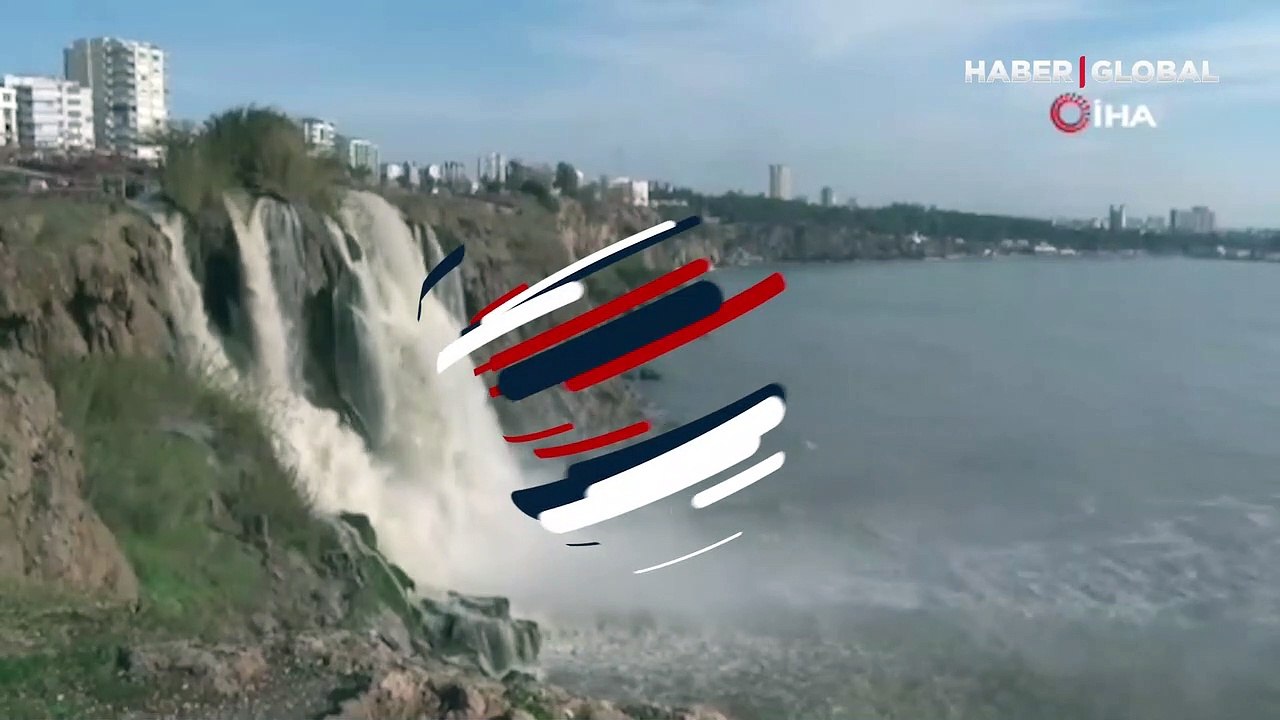 Eşsiz manzaraya bakarken canlarını unuttular! Yüreklerin ağza geldiği anlar kamerada