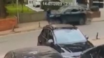 Kadıköy’de kaldırımda yürüyen kadına otomobil çarptı