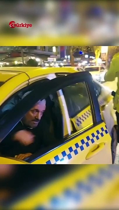 Ceza Yiyen Taksicinin 'Hepimiz Kardeşiz' Geri Adımı #shors #trafik #trafikcezası #taksi