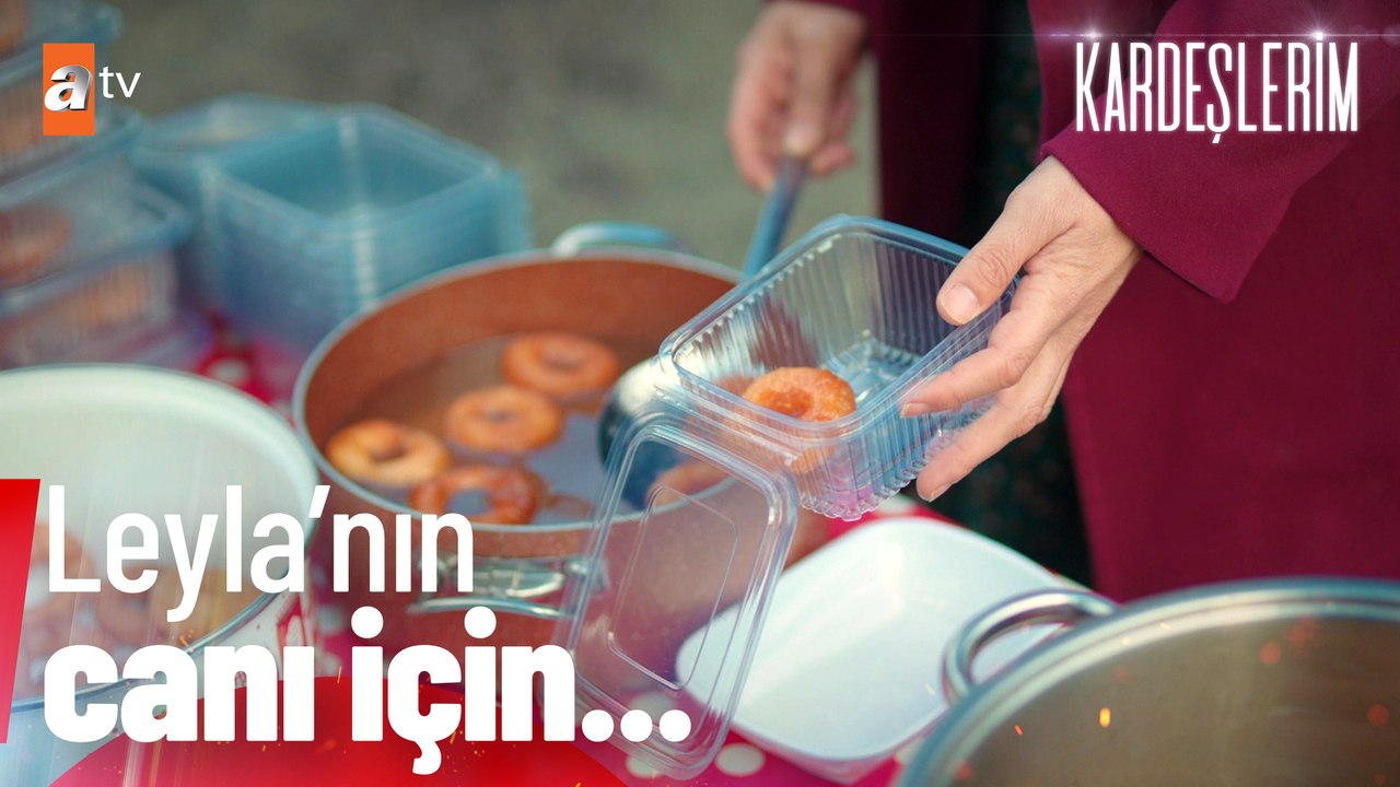 Şengül, Leyla için lokma dağıtıyor. - Kardeşlerim 75. Bölüm