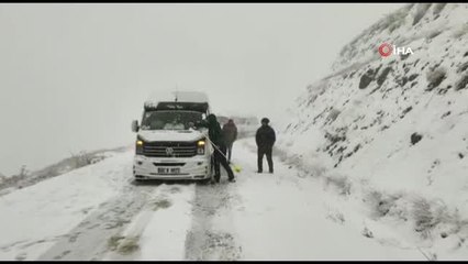 Tunceli'de kar yağışı: Sürücüler zor anlar yaşadı