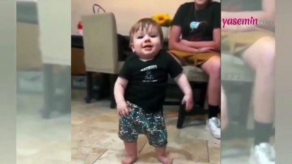 Herkes ilk adımı atmasını beklerken dans eden sevimli minik izleyenleri güldürdü