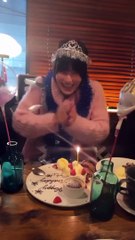 Ai Hashimoto celebra su cumpleaños numero 27 cantando y soplando la torta