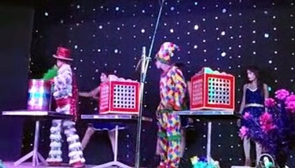 जादू से डायनासोर को प्रकट कर दर्शकों को किया रोमांचित