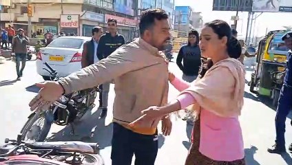 VIDEO...ऑटो व मोटरसाइकिल की टक्कर, युवक घायल