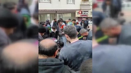 Genç kadın sokak ortasında bıçaklandı