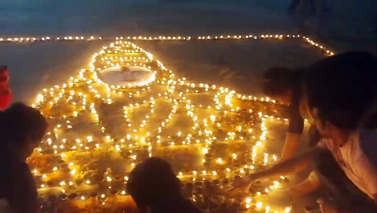 लाखों दीपों से जगमगाया मंदिर, मकर संक्रांति उत्सव मनाया