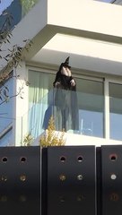 Shakira coloca 'una bruja' frente a la casa de los Piqué