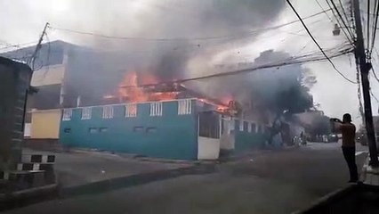 ¡Voraz incendio arrasa vivienda y un vehículo en la capitalina col. San Miguel!