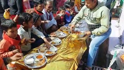 मकर संक्रांति: कहीं खिलाए रसगुल्ला तो कहीं चाऊमीन का लिया लुत्फ