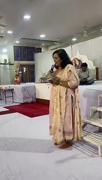 सिंधी कवि सम्मेलन में कविता पाठ करते कवि