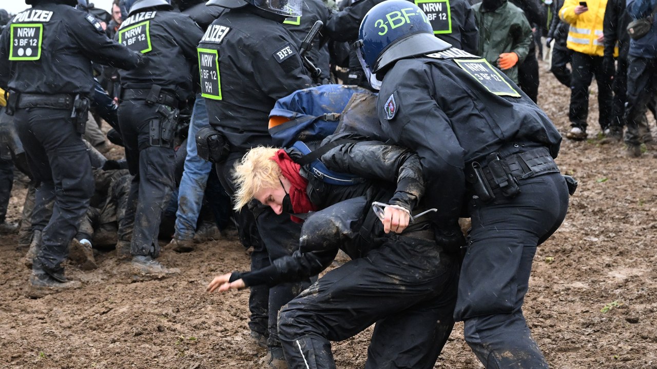 Greta Thunberg en tête de cortège pour sauver un village allemand, la manifestation sous haute tension