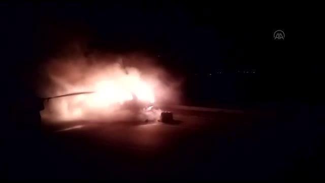 Seyir halindeyken yanmaya başlayan otomobil kullanılamaz hale geldi