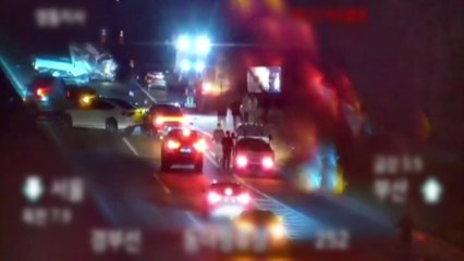 경부고속도로서 화물차·승용차 연쇄 추돌...2명 부상 / YTN