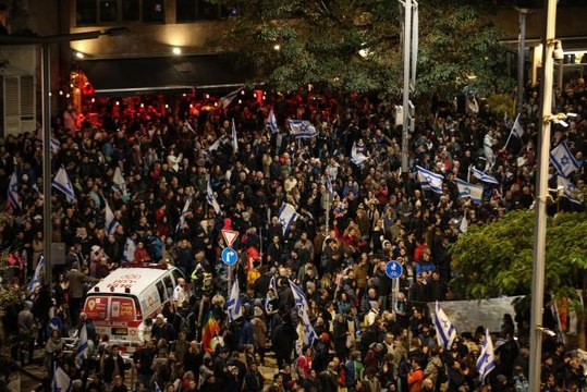 Tel Aviv'de yaklaşık 80 bin İsrailli gösterici aşırı sağcı Netanyahu hükümetini protesto etti