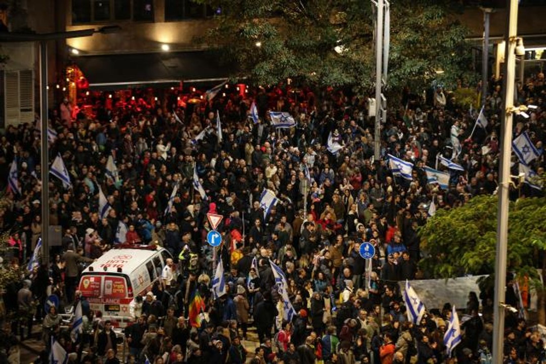 Tel Aviv'de yaklaşık 80 bin İsrailli gösterici aşırı sağcı Netanyahu hükümetini protesto etti