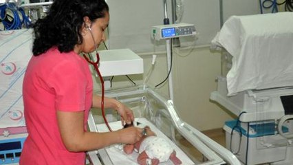 Karaman'da cami avlusuna terk edilen 1 haftalık bebek tedavi altına alındı