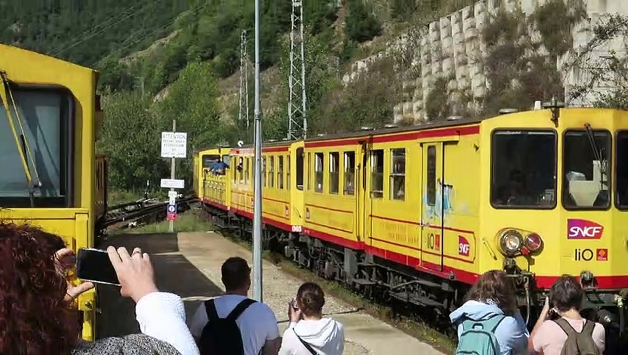 Villefranche-de-Conflent à Latour-de-Carot (66), le 10 septembre 2021 : Train Jaune aux couleurs catalanes, CLIPS JOINTS