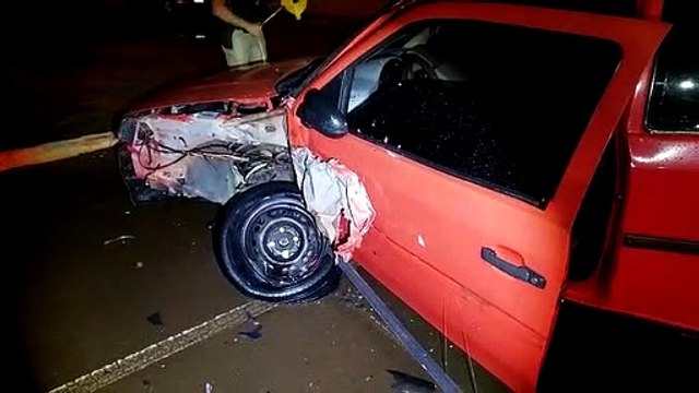 Veículos ficam destruídos após colisão na Av. Tito Muffato