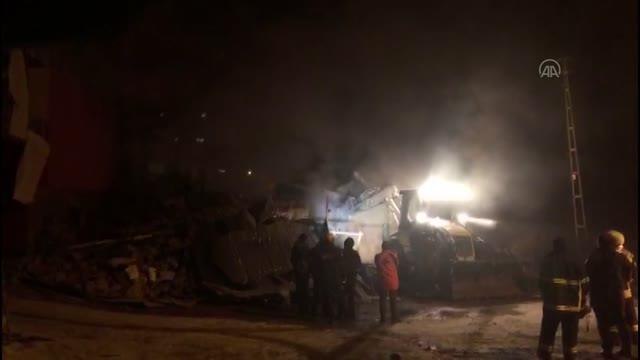 Çıkan yangında 4 ev ile odunluk ve ahır hasar gördü