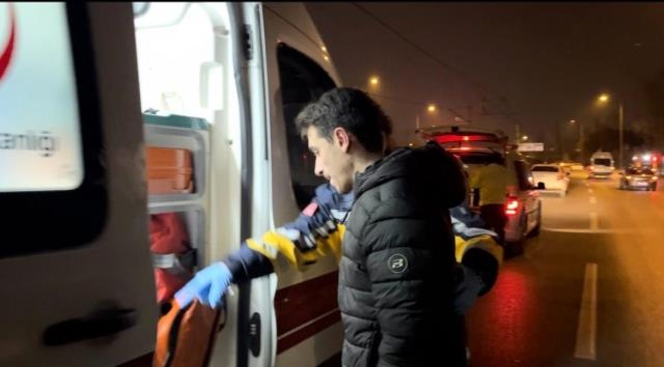 Bursa'da kontrolden çıkan otomobil metro raylarına girdi