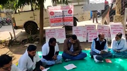 नमूनों की जांच करने की बजाय करने लगे सुंदरकांड