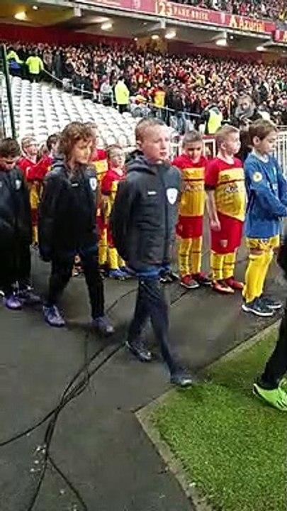 L'ENTREE DES U10 DE L'AS SIN A BOLLAERT AU MATCH DU RC LENS contre AUXERRE