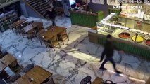 Elazığ'da deprem esnasında, restoran çalışanlarının korku dolu kaçış anları kameraya yansıdı