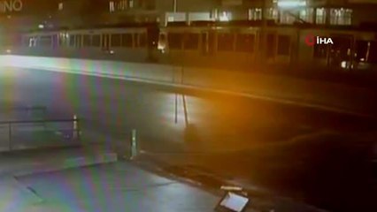 Aracın çarptığı motosikletli metrelerce sürüklendi, yaşanan kaza kameraya böyle yansıdı