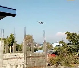 آخر اللحظات قبل تحطم طائرة ركاب في نيبال .. فيديو
