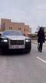 المهرة البحرينية تسحب سيارة رولز رويس بسلسلة الكلب!