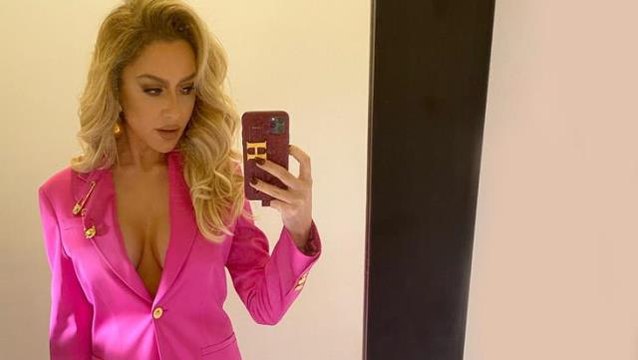 Hadise göğüs dekolteli pozuyla hayranlarının aklını başından aldı