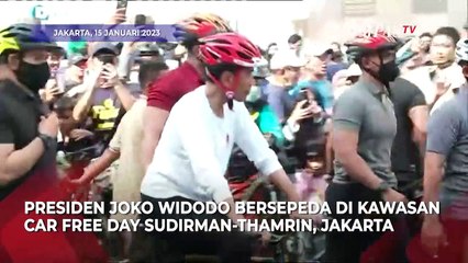 Momen Jokowi Mengayuh Sepeda Bambunya di CFD Sudirman pada Minggu Pagi
