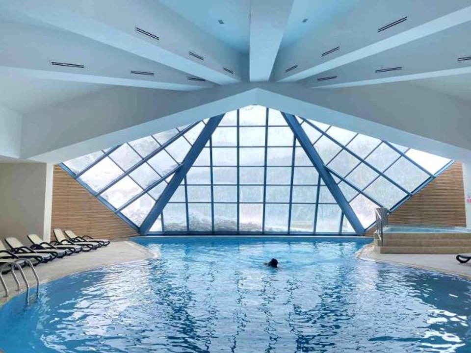 Uludağ'a gelen turistlerin 1863 metre yükseklikte spa ve havuz keyfi