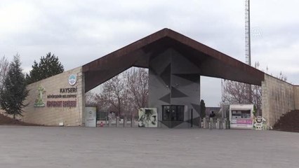 Hayvanat bahçesi, ziyaretçilerini tropik kuşların cıvıltılarıyla ağırlıyor