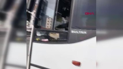 OTOBÜS ŞOFÖRÜ İLE MOTOKURYENİN KAVGASI KAMERADA