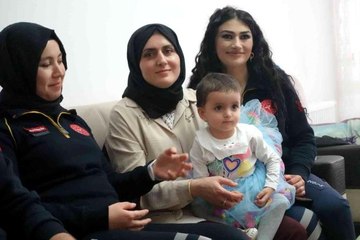 AMBULANSTA DÜNYAYA GETİRDİĞİ BEBEĞİNİN 2'NCİ YAŞINI DOĞUMU YAPTIRAN EKİPLE KUTLADI