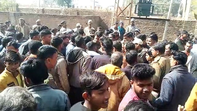 अनियमित बिजली को लेकर किसानों का गुस्सा फूटा