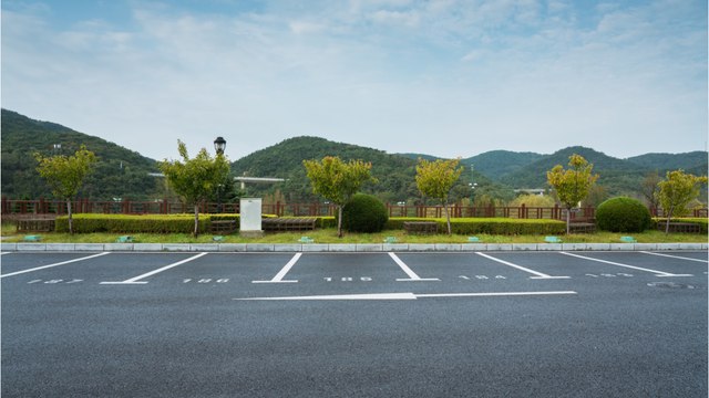 Il reçoit une amende salée pour s'être garé… 30cm trop loin