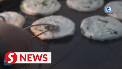 Shanghai scallion oil cake seller anticipates brisk business this year