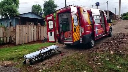 Mulher sofre contusão na coxa após queda no Melissa