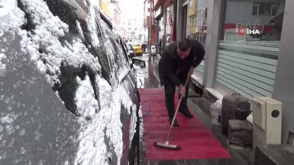 Bayburt'ta Kar Altında Esnafın Zor Günleri: Halı Yıkama ve Araç Temizliği 🚗❄️