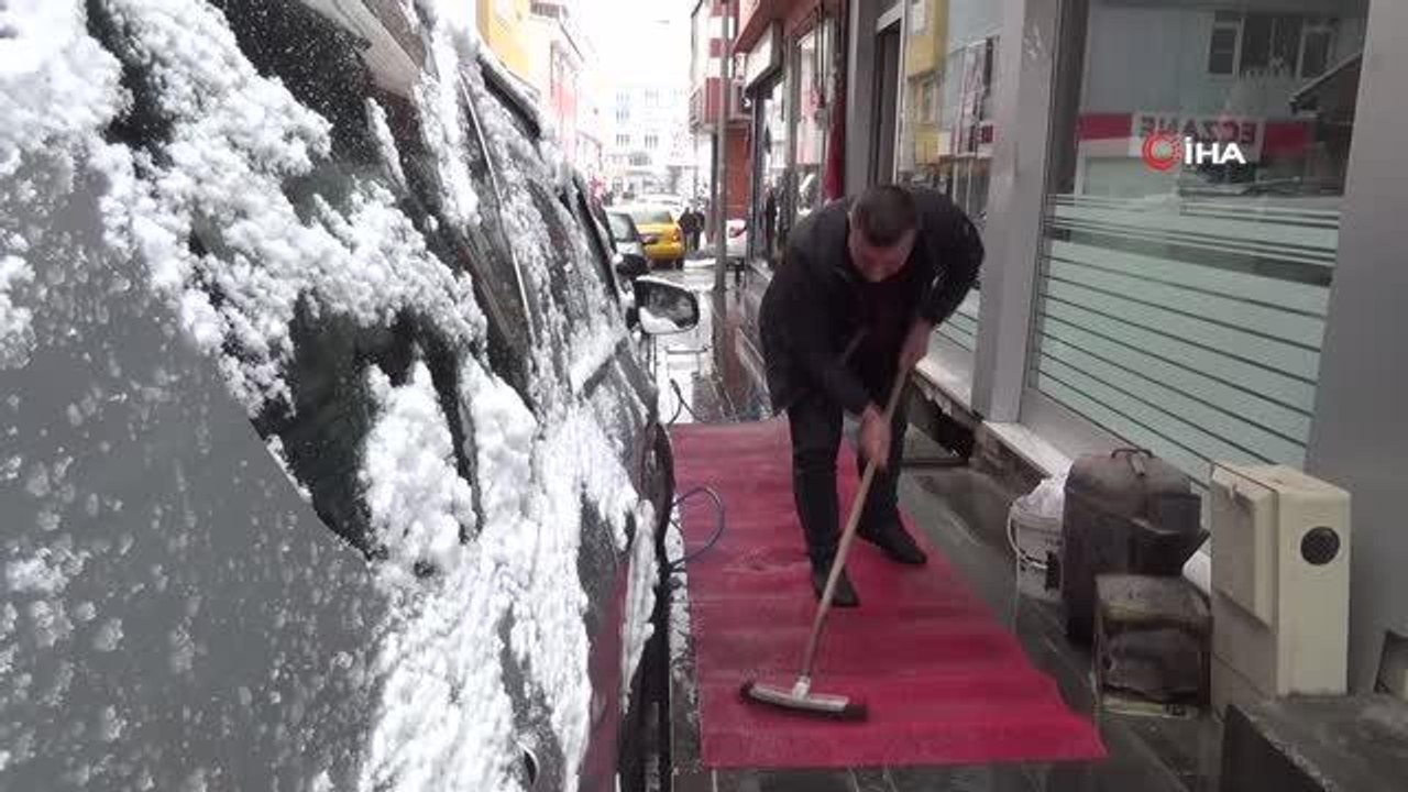 Kar altında kimi halı yıkadı kimi aracını