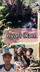 Nyari ikan di sungai