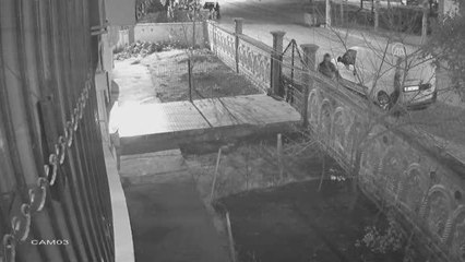 ŞANLIURFA - Balkonda asılı olan pantolonların çalınması güvenlik kamerasına yansıdı